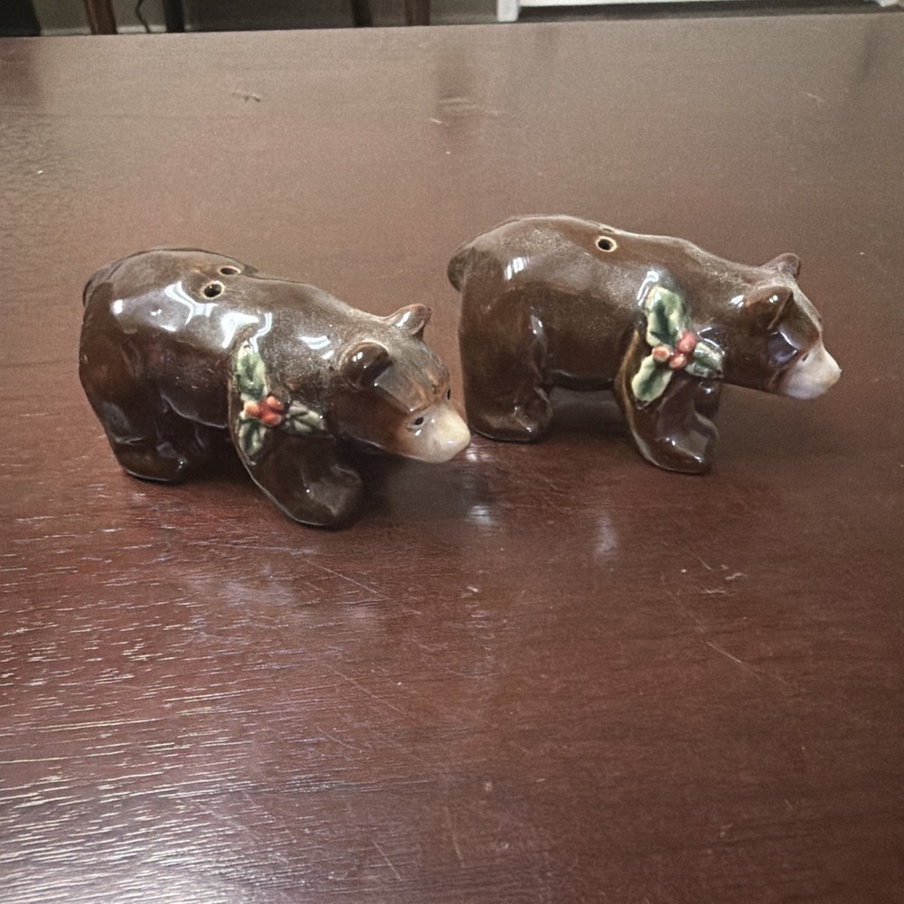Christmas Brown Bear Holly Leaf Salt Pepper Shaker Set Ceramic Collectible